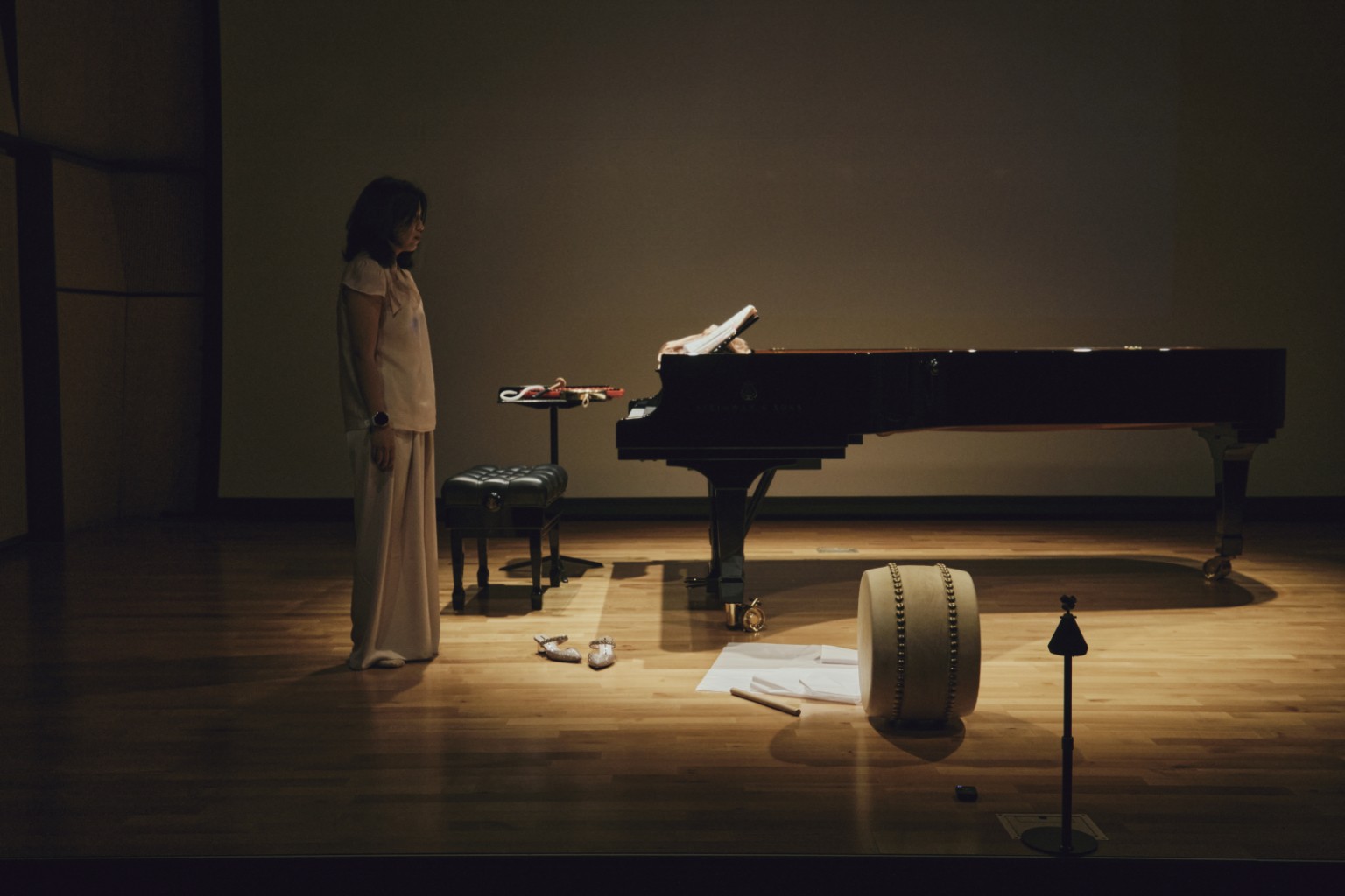 Dark stage with piano, performer and Sori Buk